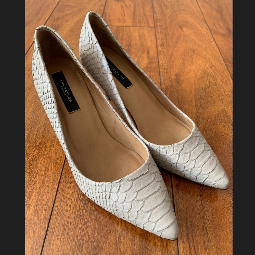 Ann Taylor kitten heels 5.5 fit